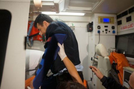 Hırsız kovalayan polis, merdivenlerden yuvarlanarak yaralandı