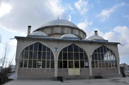 Hırsızlar, iki camiyi musluksuz bıraktı