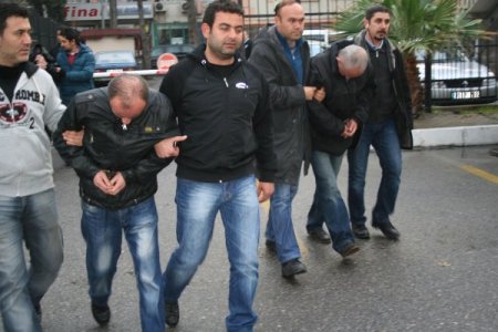 Hırsızlar önce güvenlik kamerasına sonra polise yakalandı