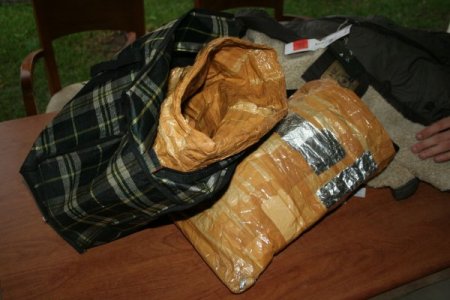 Hırsızlar önce güvenlik kamerasına sonra polise yakalandı