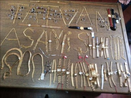 Hırsızlar soygunu kaydeden kamera kayıt cihazını yakmışlar