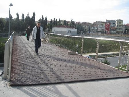 Hırsızlar Üst Geçidin Korkuluklarını Çaldı