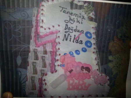 Hırsızları fotoğraf makinesindeki pasta fotoğrafı yakalattı