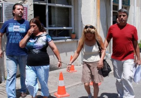 Hırsızlık Amacıyla Kilidi Kırmaya Çalışan Kadınları Kapıcı Yakaladı