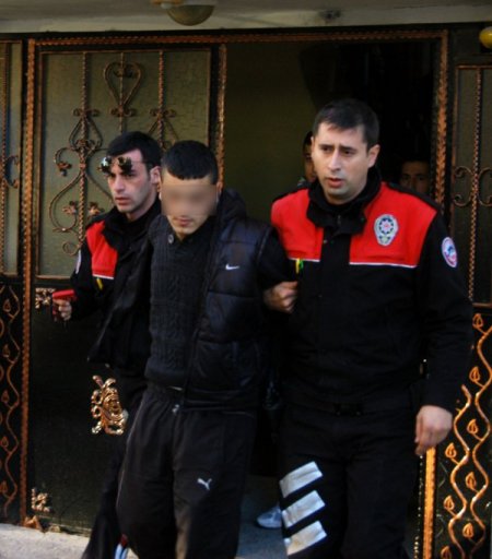 Hırsızlık için girdikleri evde suçüstü yakalandılar