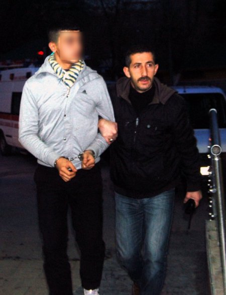Hırsızlık için girdikleri evde suçüstü yakalandılar
