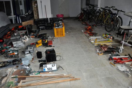 Hırsızlık zanlısının evinden çıkanlar polisleri bile şaşırttı