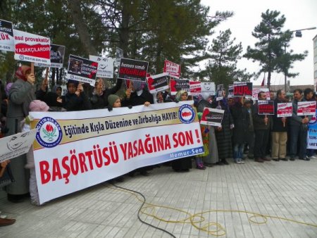 Hitit Üniversitesi Fen-edebiyat Fakültesi'ndeki Başörtü Yasağı Protesto Edildi