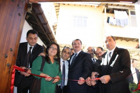 Hitit Üniversitesi Senatosu Çatalkara'da ‘’Buluşma’’ sergisi açtı