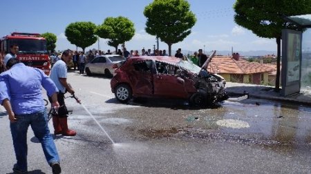 Hız tutkunu 3 kız öğrenci bulvarı birbirine kattı: 3 yaralı