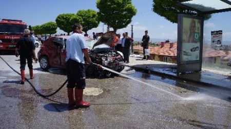 Hız tutkunu 3 kız öğrenci bulvarı birbirine kattı: 3 yaralı