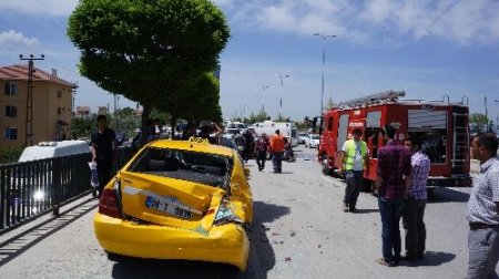 Hız tutkunu 3 kız öğrenci bulvarı birbirine kattı: 3 yaralı