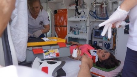 Hız tutkunu 3 kız öğrenci bulvarı birbirine kattı: 3 yaralı