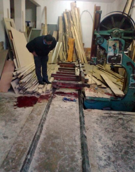 Hızar makinesinin üzerine düşünce feci şekilde can verdi