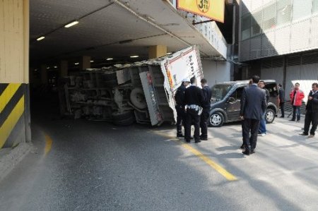Hızını alamayan kamyonet, ticari aracın üzerine devrildi