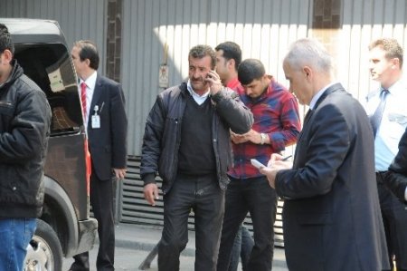 Hızını alamayan kamyonet, ticari aracın üzerine devrildi