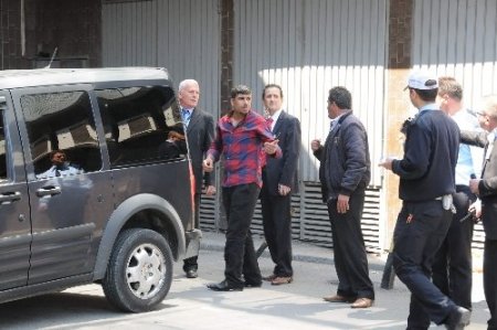 Hızını alamayan kamyonet, ticari aracın üzerine devrildi