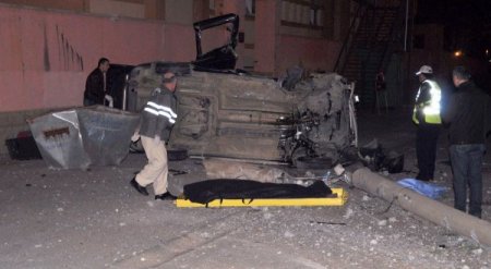 Hızını alamayan otomobil direğe çarptı: 1 ölü, 3 yaralı