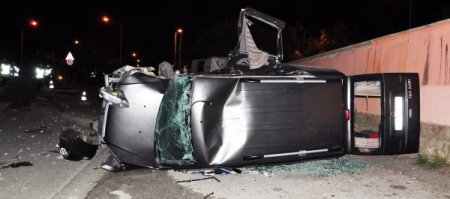 Hızını alamayan otomobil direğe çarptı: 1 ölü, 3 yaralı