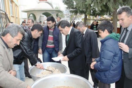 Hızırilyas Camii’nde aşure dağıtımı geleneksel hale geldi