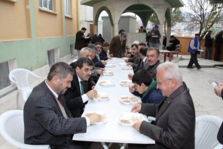 Hızırilyas Camii’nde aşure dağıtımı geleneksel hale geldi