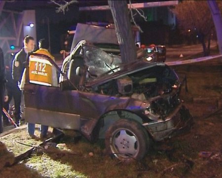 Hızla ağaca çarpan araçtaki şahıs öldü