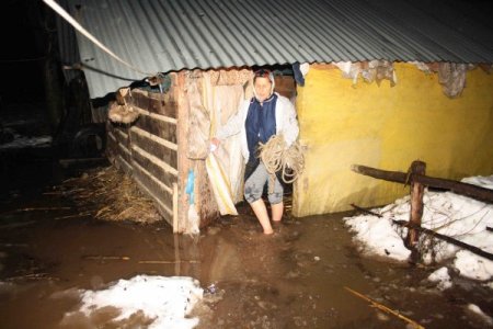 Hızla eriyen kar suları taşkın ve heyelana sebep oldu