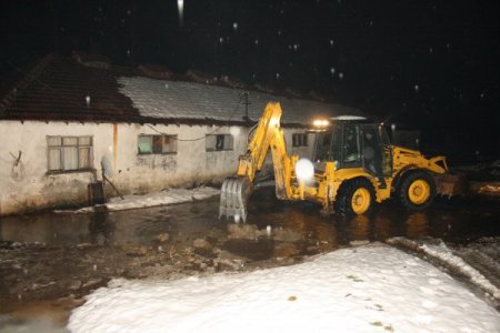 Hızla eriyen kar suları taşkın ve heyelana sebep oldu