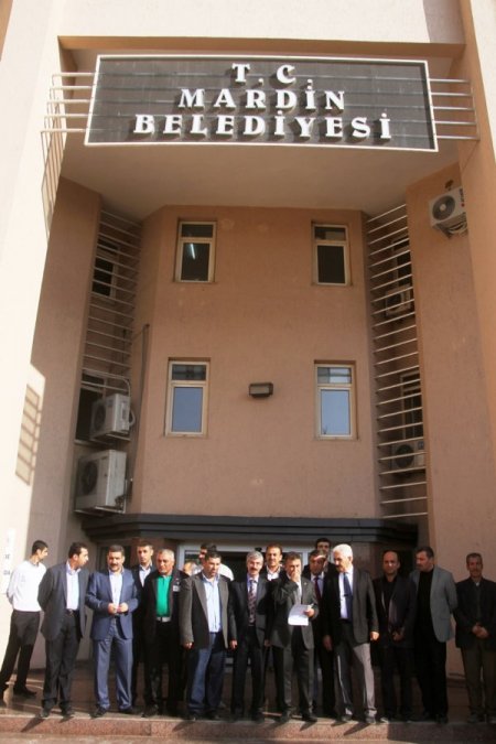 Hizmet İş Sendikası üyeleri belediyeye konulan hacize tepki gösterdi