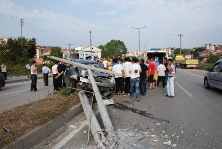 Hâkimiyeti Kaybeden Sürücü Direği Yıkarak Durabildi
