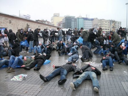 Hocalı Katliamını Yere Yatarak Protesto Ettiler