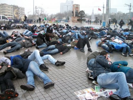 Hocalı Katliamını Yere Yatarak Protesto Ettiler