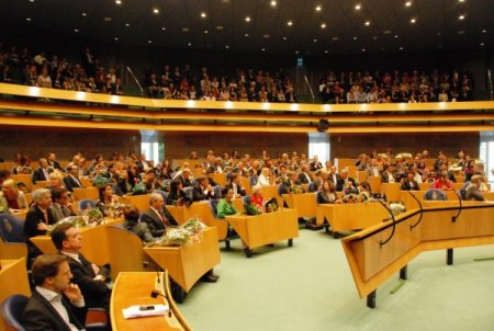 Hollanda'da 45 yaş yasası mecliste oy çokluğu ile 55 yaş sınırına çekildi