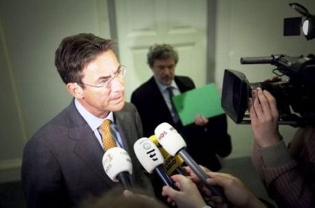 Hollanda'da Bayraklar Yarıya İndirildi