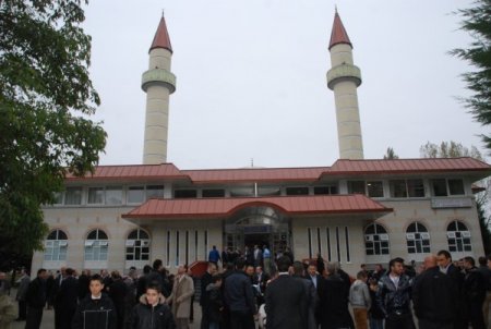 Hollanda’da bayram namazında camiler doldu