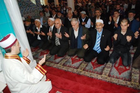 Hollanda’da bayram namazında camiler doldu