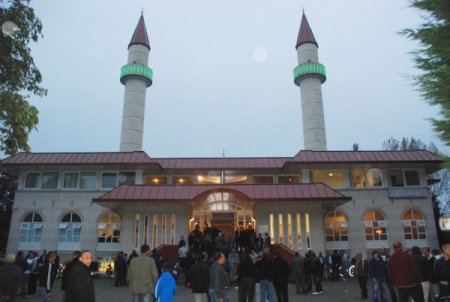 Hollanda’da bayram namazında camiler doldu