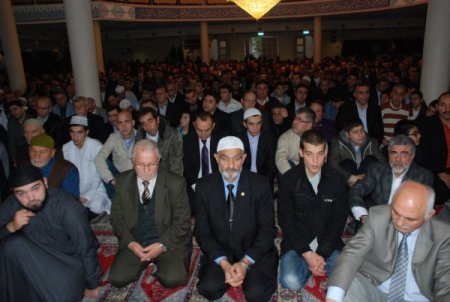 Hollanda’da bayram namazında camiler doldu