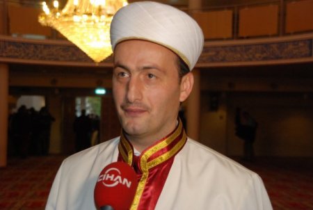 Hollanda’da bayram namazında camiler doldu