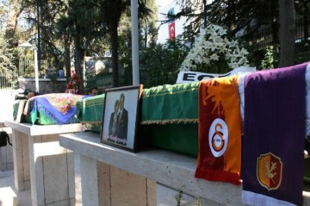Hollanda'da Geçirdikleri Trafik Kazasında Hayatını Kaybeden Bursalı Diş Hekimi Ve Eşi Toprağa Verildi