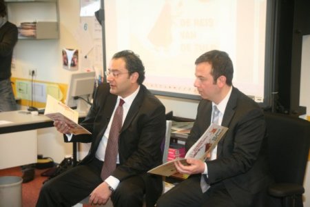 Hollanda'da iki dilde kitap okuma etkinliği