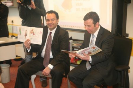 Hollanda'da iki dilde kitap okuma etkinliği