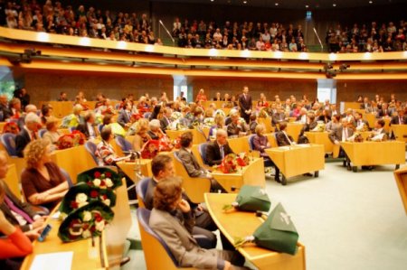 Hollanda'da koalisyonu kuracak partiler oy kaybediyor