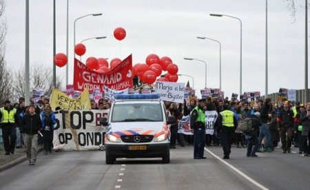 Hollanda'da Öğrenciler, Hükümeti Protesto Etti