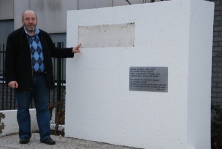 Hollanda’daki Atatürk Anıtını Kayıp Tabelası Bulundu