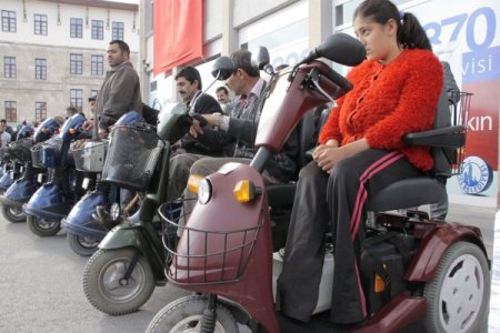 Hollandalı Gurbetçilerin Gönderdiği Akülü Araçlar Dağıtıldı