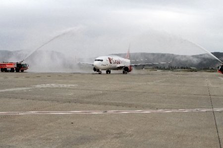 Hollandalı turistlere su kemerli karşılama