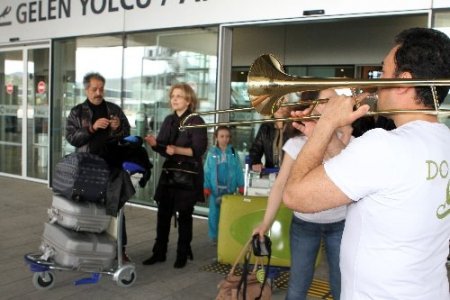 Hollandalı turistlere su kemerli karşılama