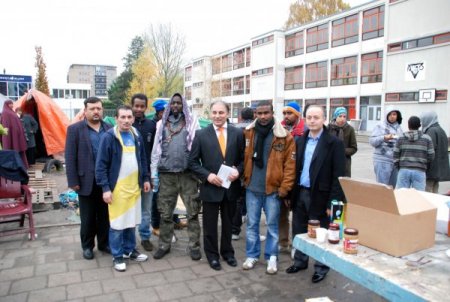Hollandalı Türk İşadamlarından Müslüman mültecilere lahmacun yardımı