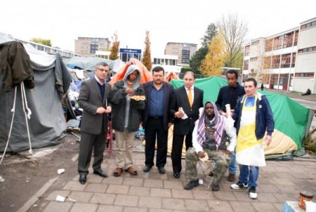 Hollandalı Türk İşadamlarından Müslüman mültecilere lahmacun yardımı